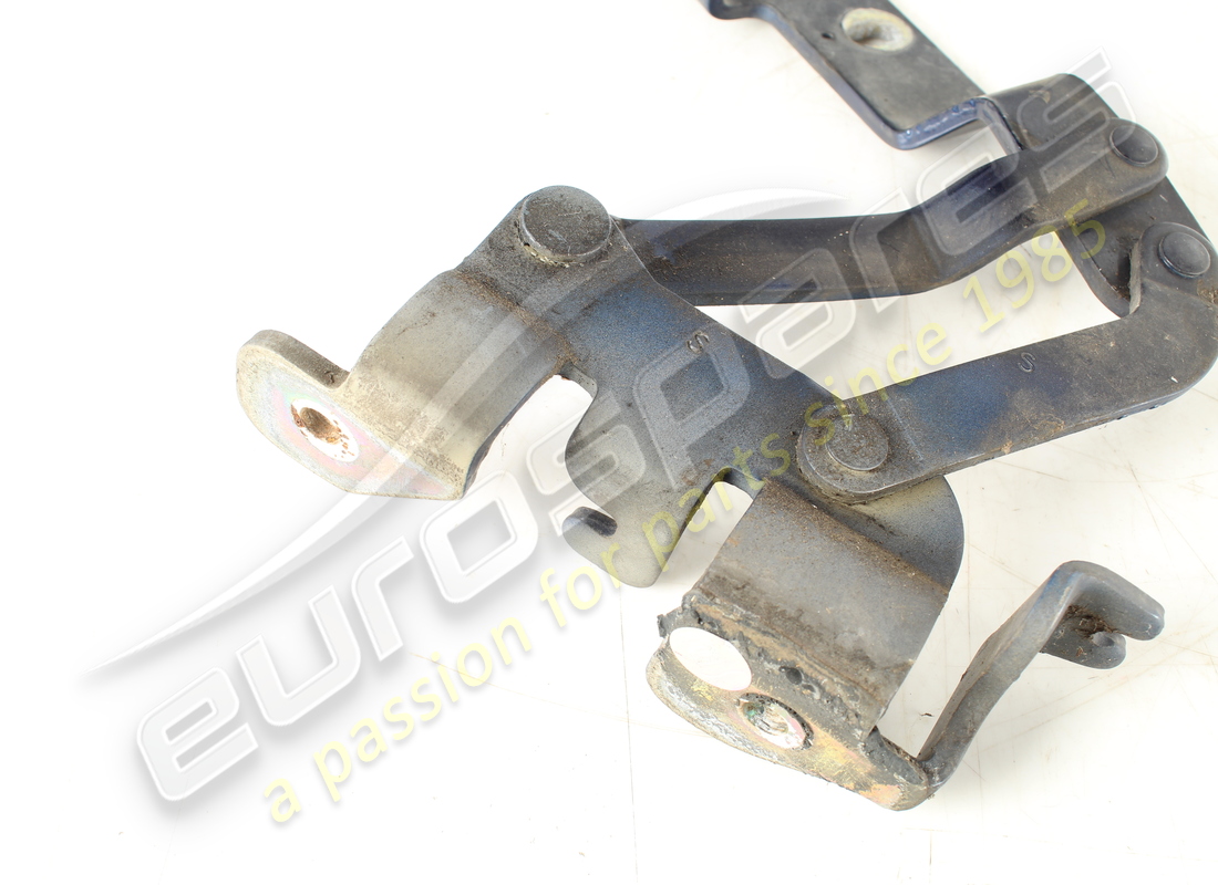 used maserati lh front lid hinge. part number 81082700 (2)