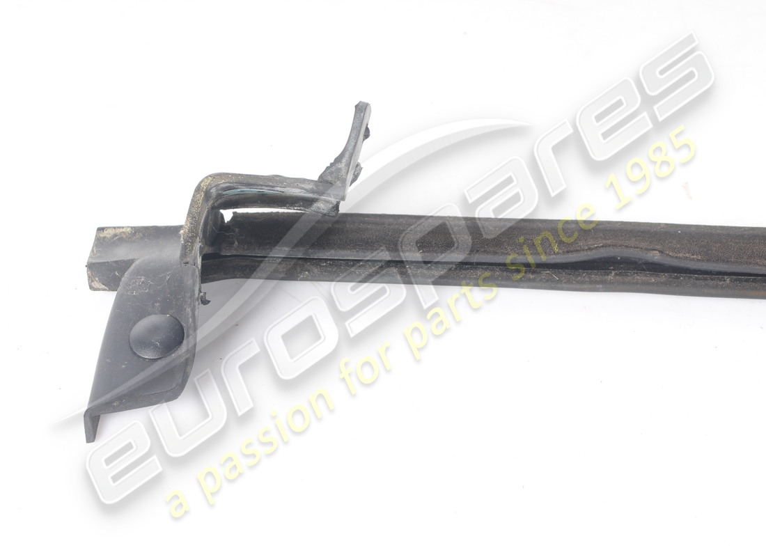 used maserati lh outer glass scraper gasket. part number 67820300 (5)