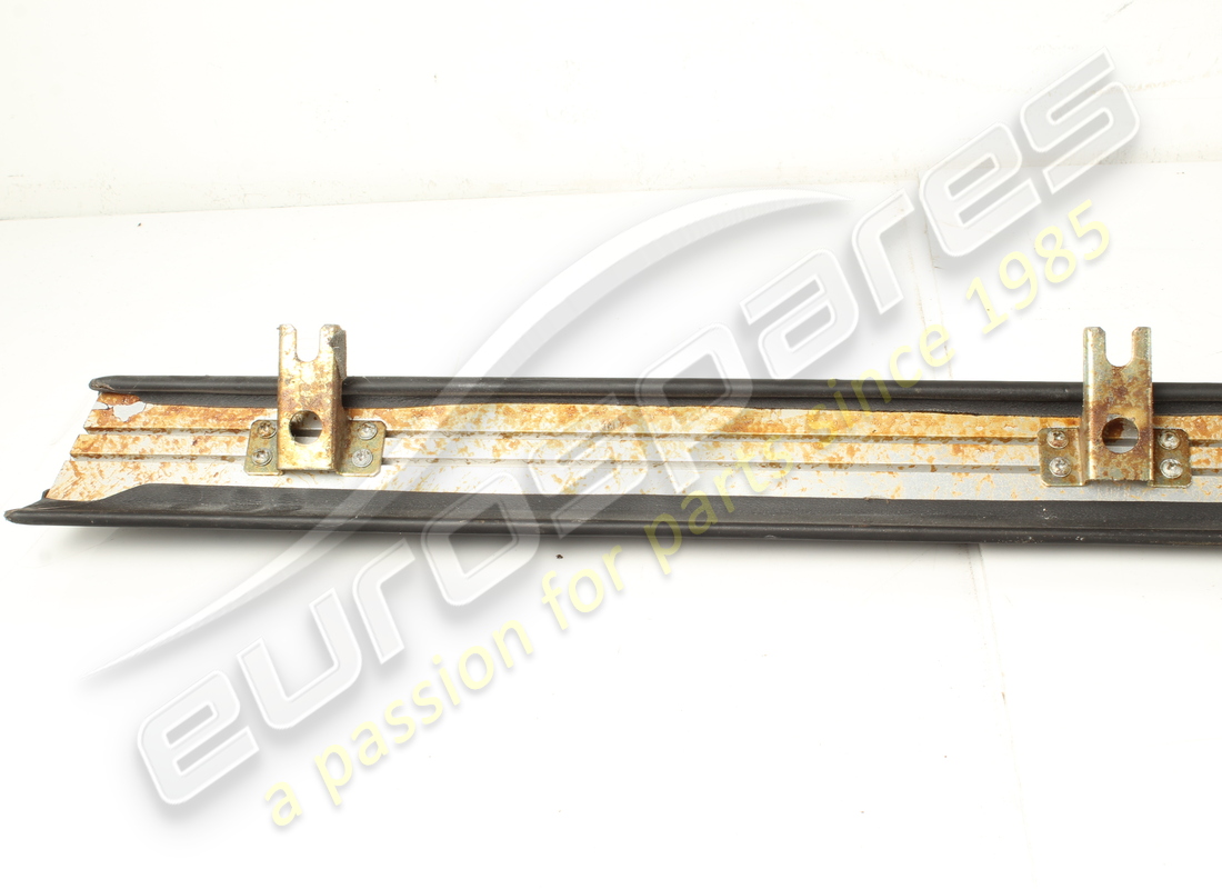 usato ferrari finitura in nero vm8500. numero parte 65122400 (2)