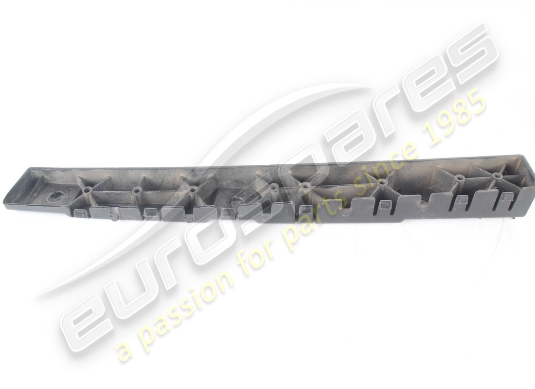 STAFFA DI RIFINITURA DEL BATTITACCO POSTERIORE DESTRO USATA FERRARI. NUMERO PARTE 87583100 (3) staffa di rifinitura del battitacco posteriore destro usata ferrari. numero parte 87583100 (3)