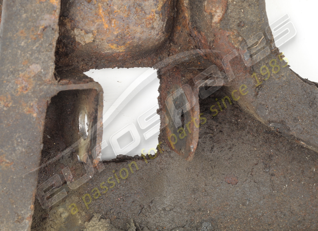 LEVA INFERIORE SOSPENSIONE ANTERIORE SINISTRA USATA FERRARI. NUMERO PARTE 115707 (5) leva inferiore sospensione anteriore sinistra usata ferrari. numero parte 115707 (5)