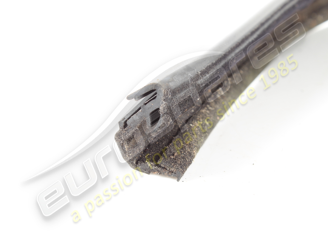 GUARNIZIONE GUIDA FINESTRINO ANTERIORE SINISTRO USATA MASERATI. NUMERO PARTE 377730123 (2) guarnizione guida finestrino anteriore sinistro usata maserati. numero parte 377730123 (2)