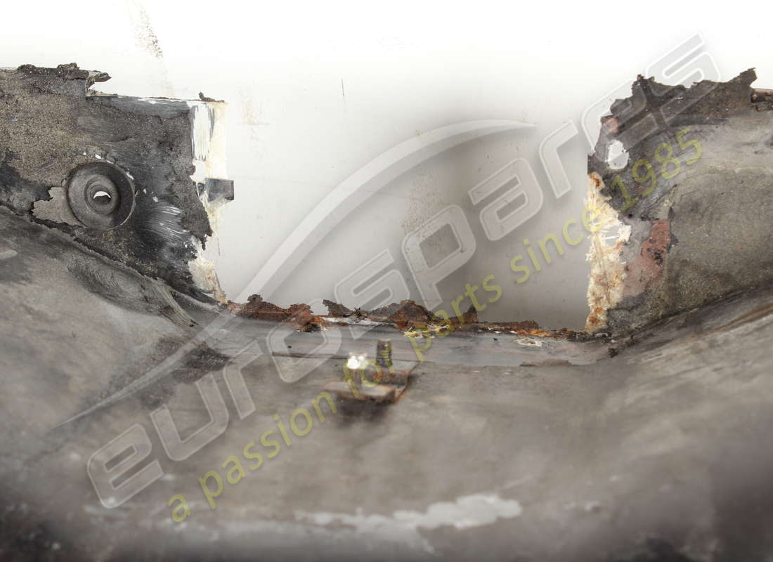 pannello passaruota anteriore destro danneggiato ferrari numero parte rhd 65210600 (2)