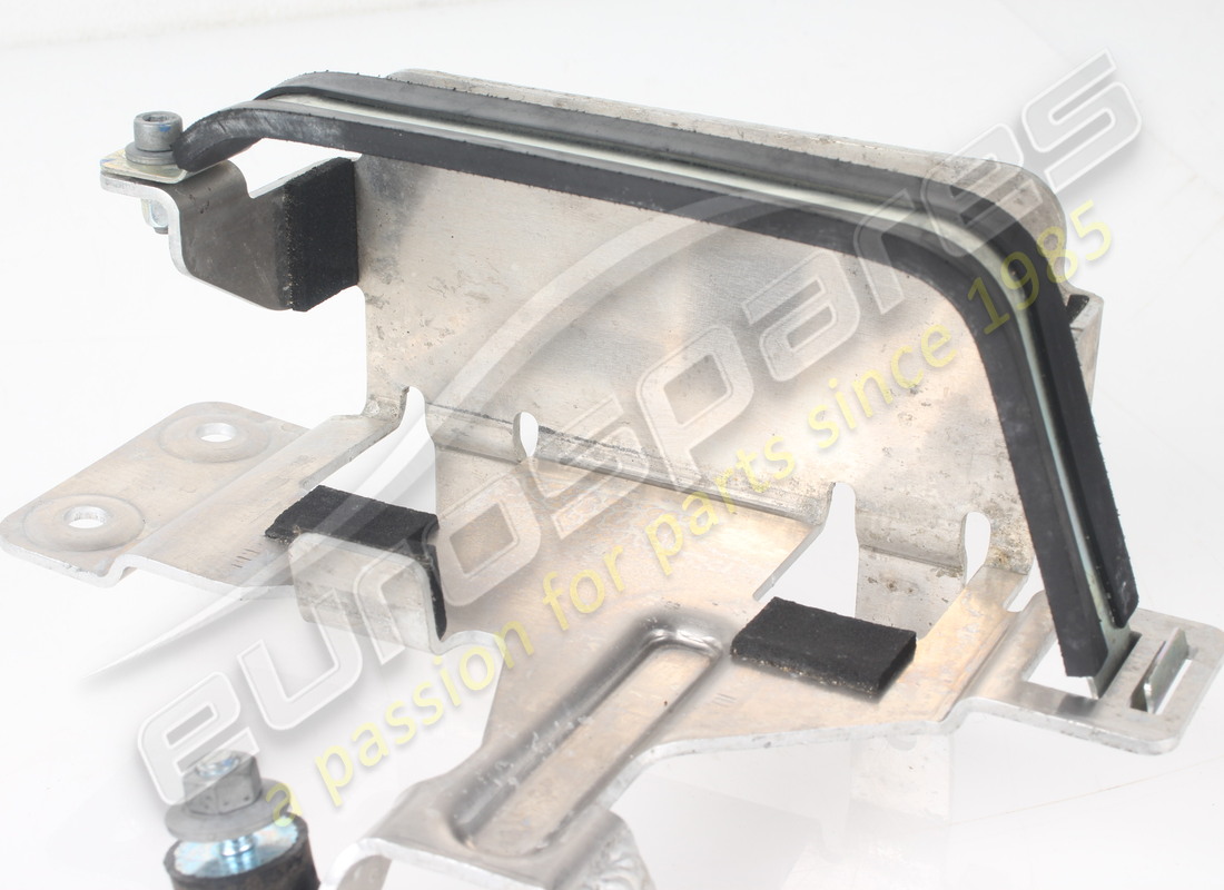 usato ferrari refrigeratore staffa sostegno. numero parte 848233 (2)