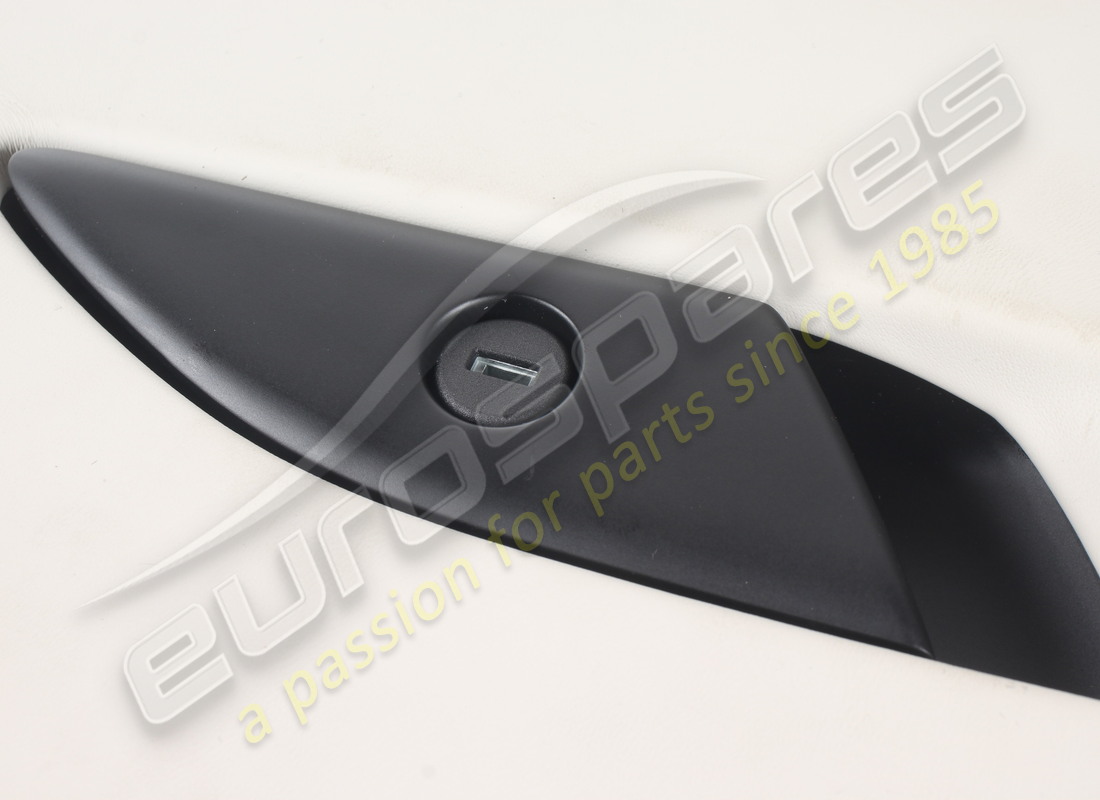 pannelli inferiori cruscotto usati eurospares in pelle grigio chiaro 4301 i numeri di parte 947673 e 947672 sono in pelle non in alcantara. numero di parte eap1723553 (6)