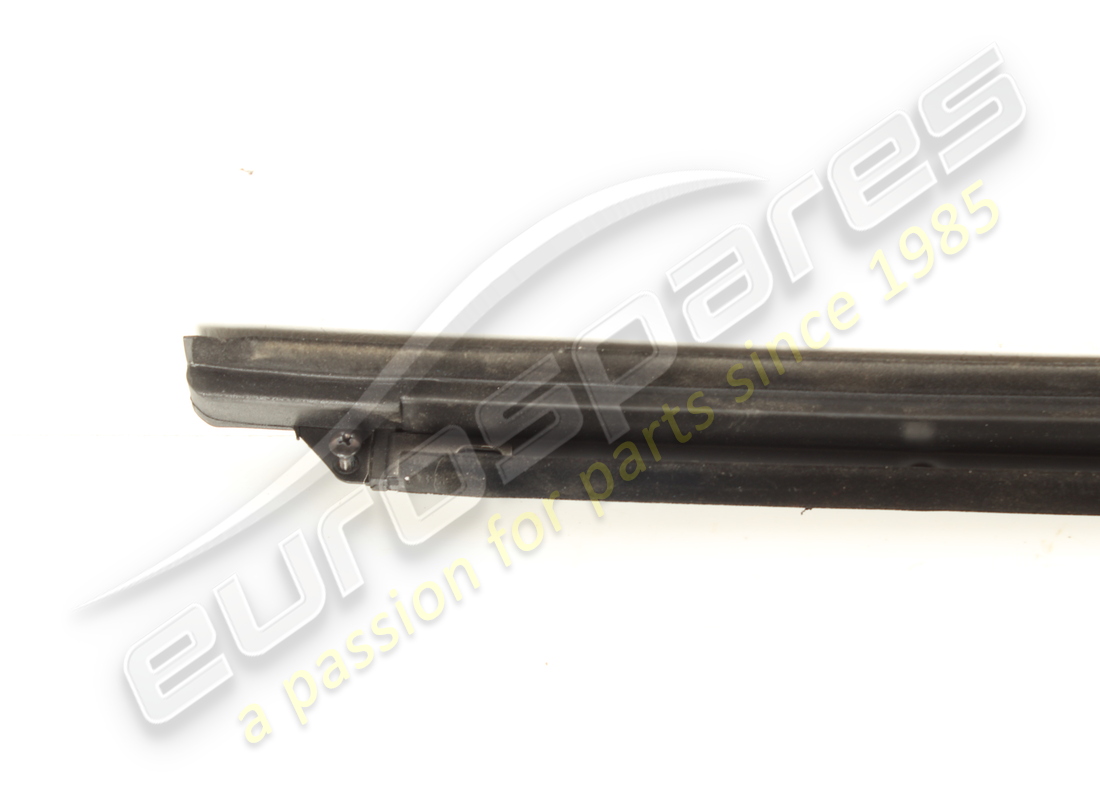 raschietto esterno finestrino sx usato ferrari. numero parte 88059500 (3)