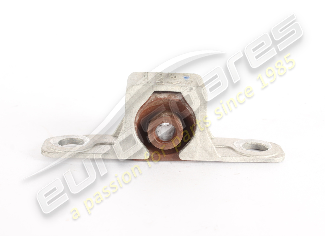ISOLATORE E STAFFA USATI Maserati NUMERO PARTE 675001246 (1)