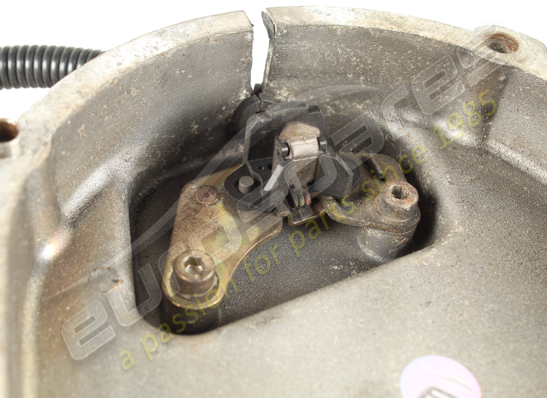 COPERCHIO PORTA SENSORE ANTERIORE DESTRO USATO MASERATI. NUMERO PARTE 585007400 (3) coperchio porta sensore anteriore destro usato maserati. numero parte 585007400 (3)