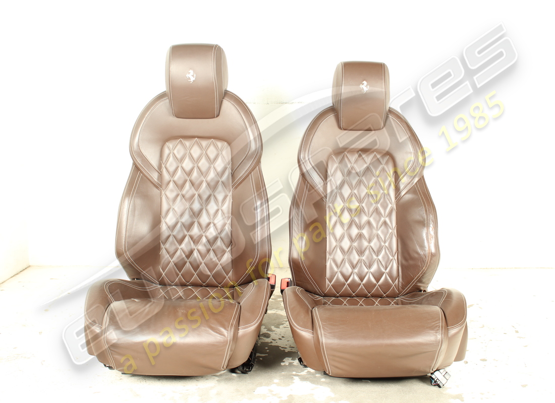 SET DI SEDILI COMPLETO USATO Ferrari CON LUNOTTI POSTERIORI. NUMERO PARTE EAP1564144 (1)