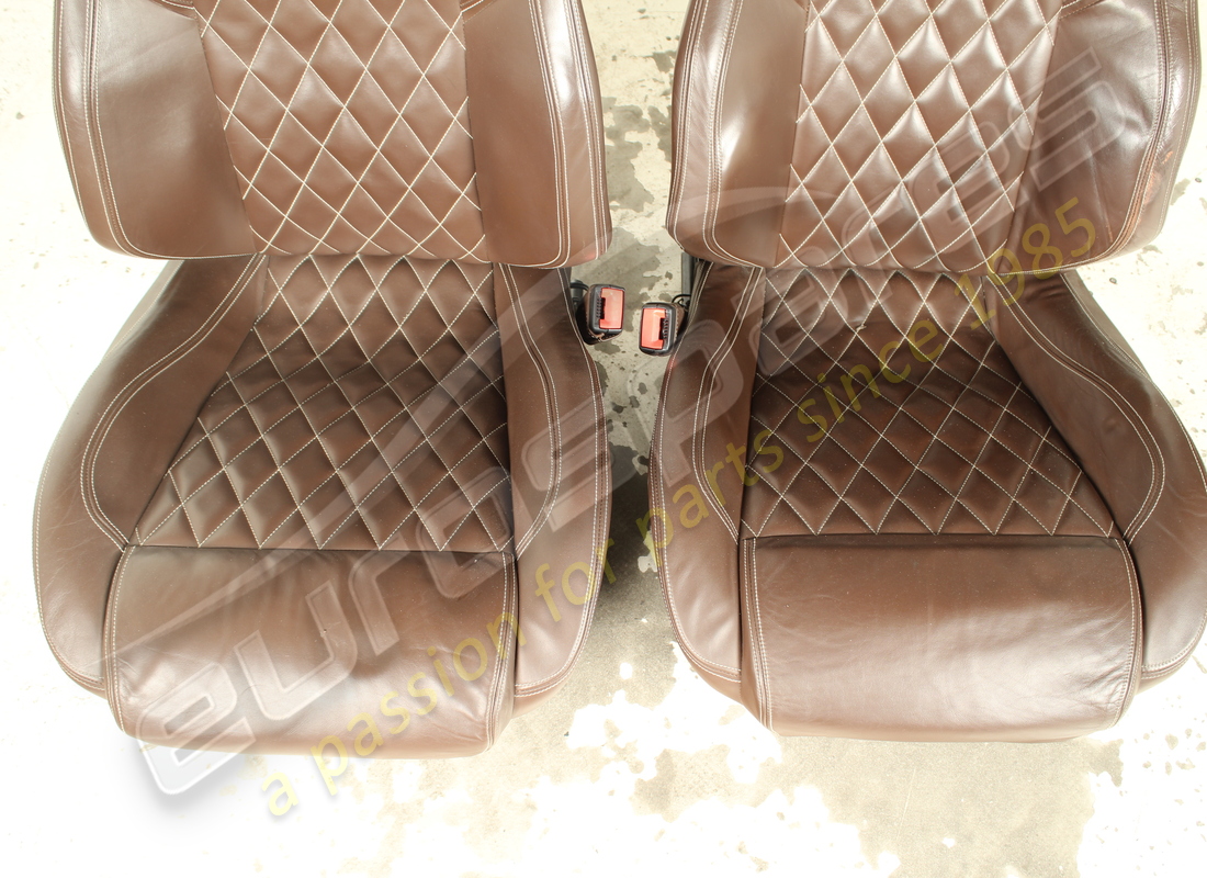 SET DI SEDILI COMPLETO USATO FERRARI CON LUNOTTI POSTERIORI. NUMERO PARTE EAP1564144 (2) set di sedili completo usato ferrari con lunotti posteriori. numero parte eap1564144 (2)