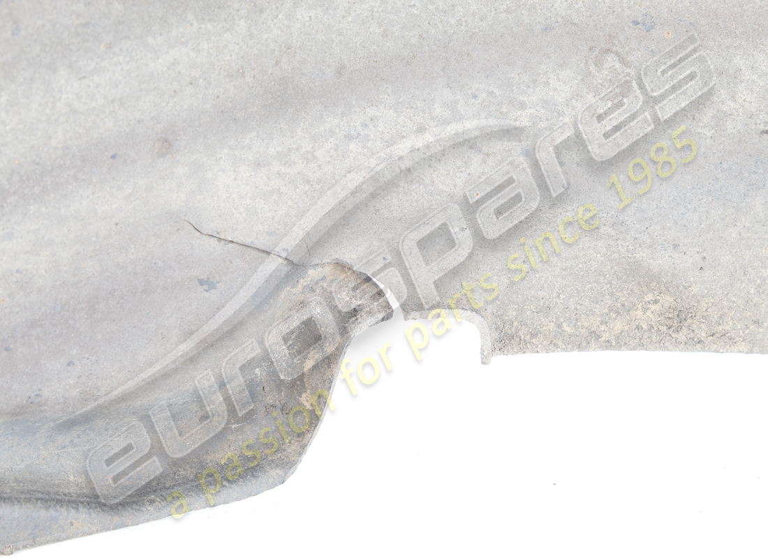 protezione passaruota anteriore destro danneggiata maserati. numero parte 372500526 (2)