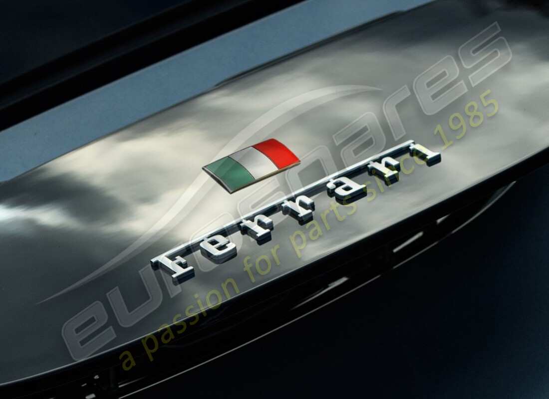 nuovo ferrari logo metallico con bandiera, bandiera italiana 4cm x 5.8cm. numero parte 55024105 (1)