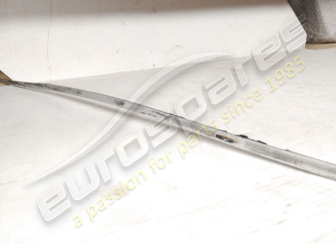 set modanatura parabrezza ferrari usato 308gt4. numero parte 40022204a (3)