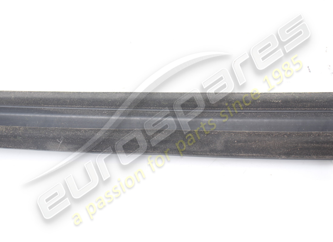guarnizione raschiatore finestrino esterno sx usata ferrari. numero parte 82208100 (3)