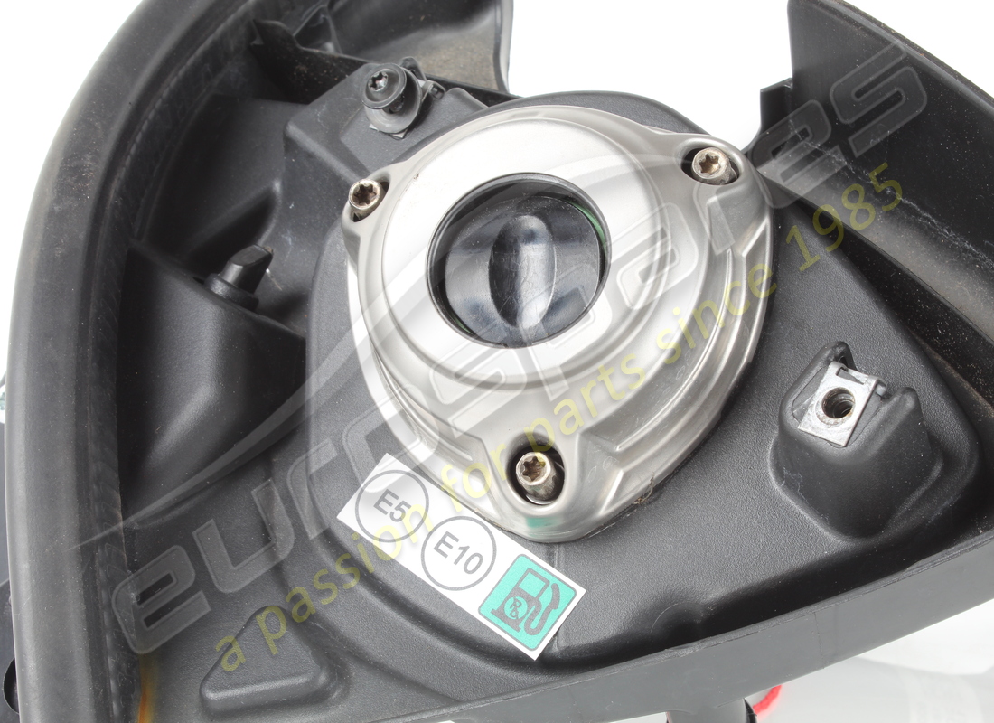 USATO FERRARI COMPL. BOCCHETTONE DI RIEMPIMENTO CARBURANTE. NUMERO PARTE 894321 (2) usato ferrari compl. bocchettone di riempimento carburante. numero parte 894321 (2)