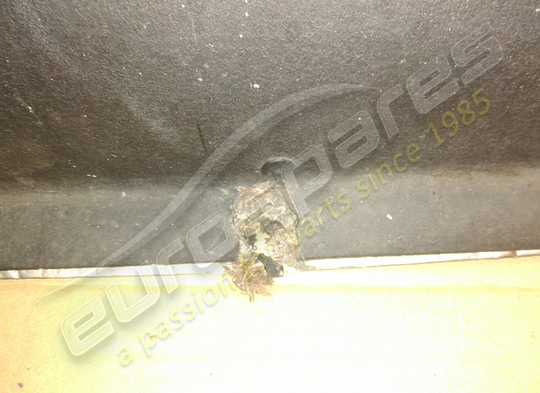 scudo di protezione calore ferrari danneggiato. numero parte 64611800 (3)