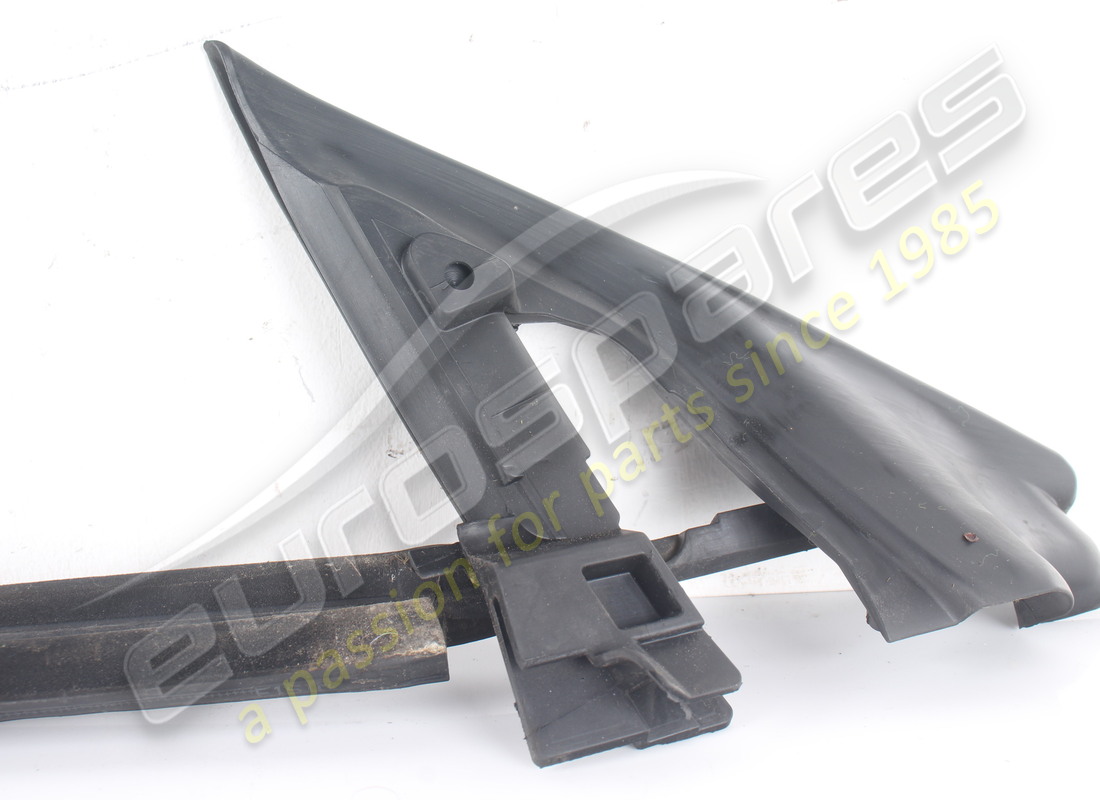 guarnizione raschiatore finestrino esterno sx usata ferrari. numero parte 82208100 (2)