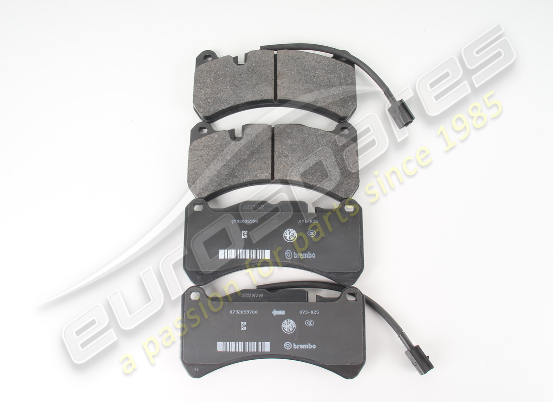 nuovo kit pastiglie anteriori maserati. numero parte 673012866 (2)