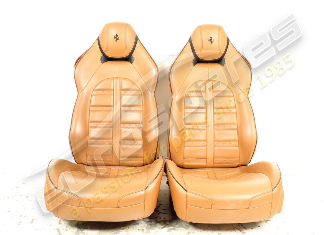 SET COMPLETO DI SEDILI ANTERIORI E POSTERIORI USATO Eurospares (PELLE CUOIO CON CUCITURE NERE). NUMERO PARTE EAP1566195 (1)