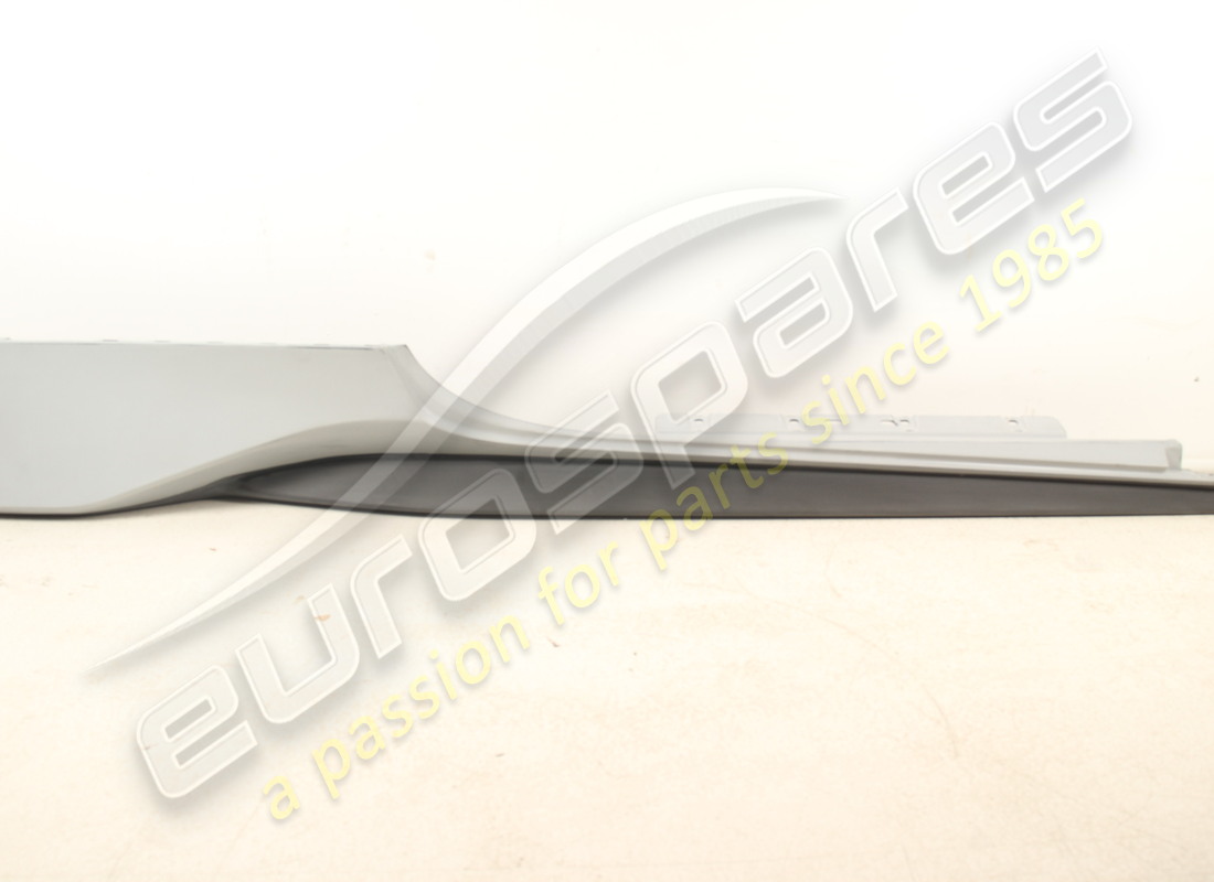 NUOVO (ALTRO) Ferrari RIVESTIMENTO SOTTOPORTA DESTRO COMPLETO . NUMERO PARTE 766048 (1)