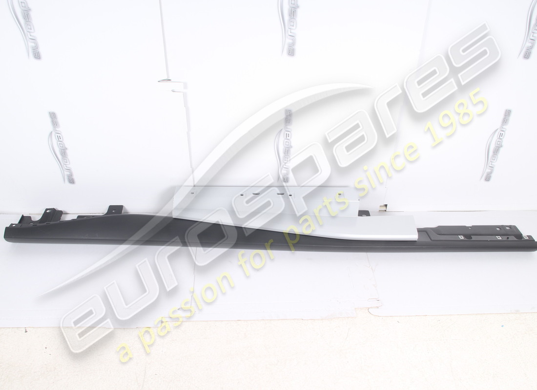 NUOVO (ALTRO) FERRARI PANNELLO DI RIVESTIMENTO SOGLIA DX COMPLETO. NUMERO PARTE 88826110 (1) nuovo (altro) ferrari pannello di rivestimento soglia dx completo. numero parte 88826110 (1)