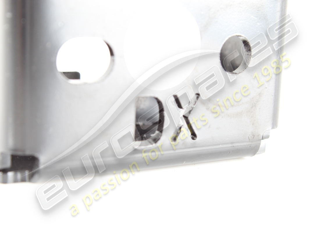 usato ferrari staffa anteriore ancoraggio. numero parte 977736 (2)