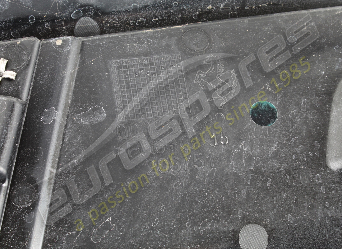 COFANO VANO MOTORE POSTERIORE USATO FERRARI. NUMERO PARTE 885377 (2) cofano vano motore posteriore usato ferrari. numero parte 885377 (2)