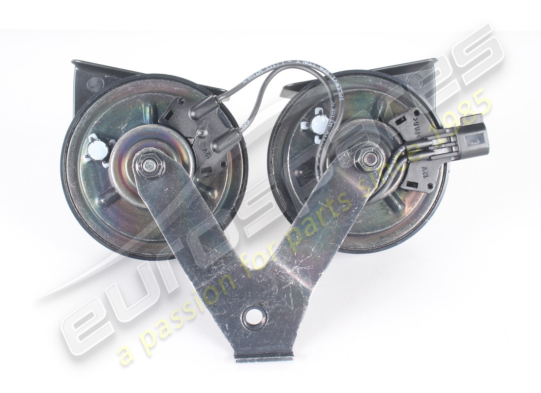 NEW ASTON MARTIN HORN ASSEMBLY & BRACKET. PART NUMBER AD2313A803BB (5) new aston martin horn assembly & bracket. part number ad2313a803bb (5)