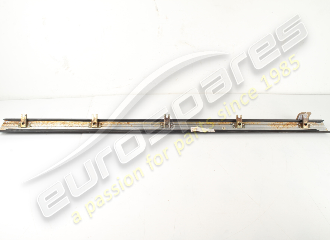 USATO Ferrari FINITURA IN NERO VM8500 . NUMERO PARTE 65122400 (1)