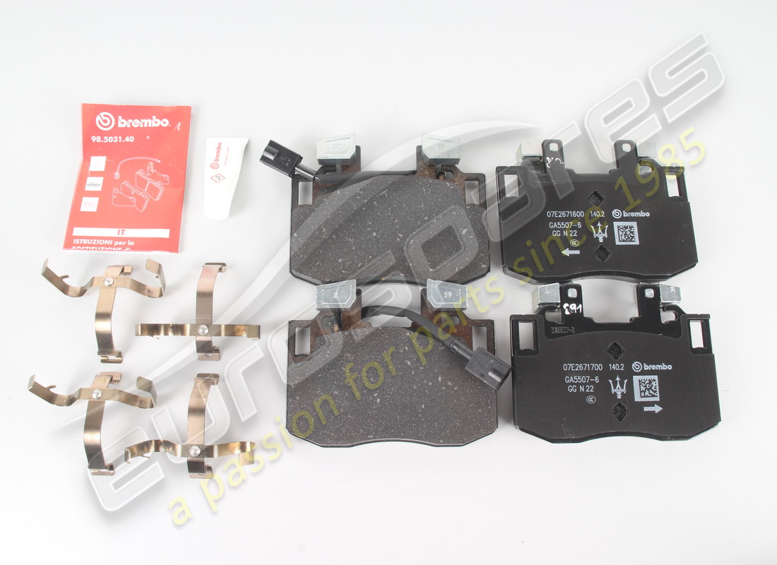 nuovo maserati set di pastiglie anteriori. numero parte 673011098 (1)