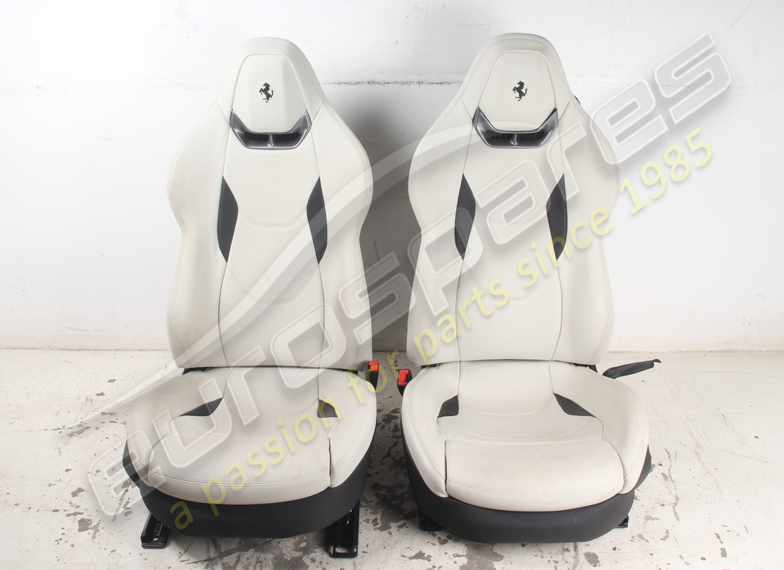 COPPIA DI SEDILI USATI Ferrari GRIGIO CHIARO. NUMERO PARTE EAP1723563 (1)