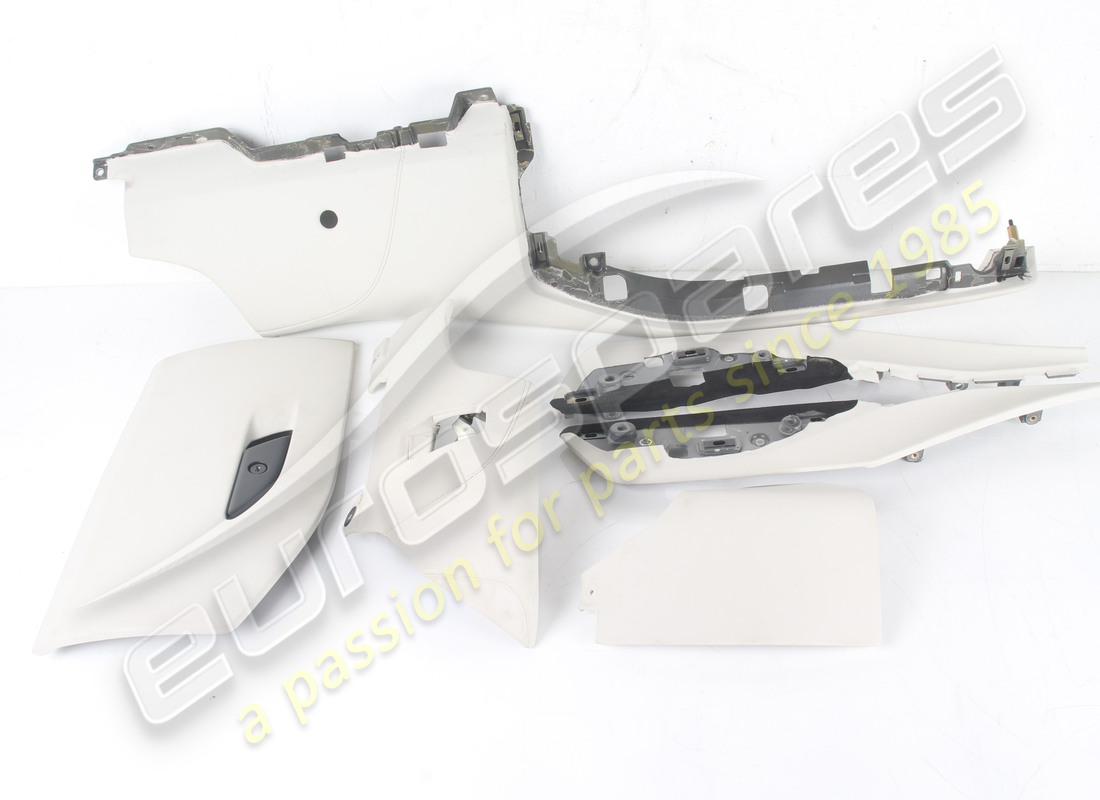 PANNELLI CRUSCOTTO INFERIORI USATI Eurospares IN PELLE GRIGIO CHIARO 4301 I NUMERI DI PARTE 947673 E 947672 SONO IN PELLE NON IN ALCANTARA. NUMERO DI PARTE EAP1723553 (1)