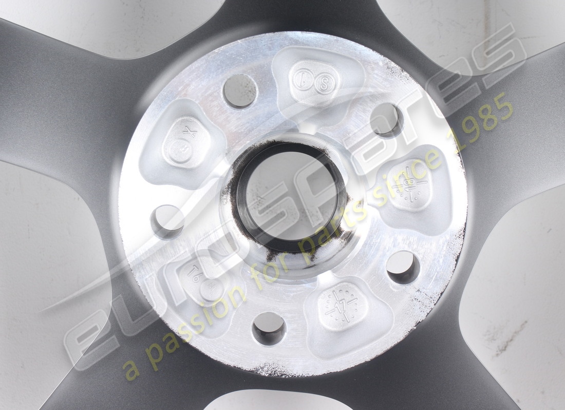 NUOVA RUOTA POSTERIORE FERRARI. NUMERO PARTE 336561 (4) nuova ruota posteriore ferrari. numero parte 336561 (4)