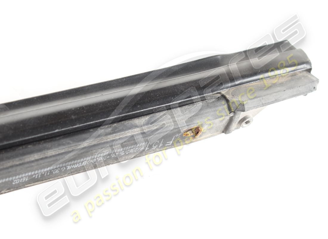 guarnizione raschiatore finestrino esterno sx usata ferrari. numero parte 82208100 (3)