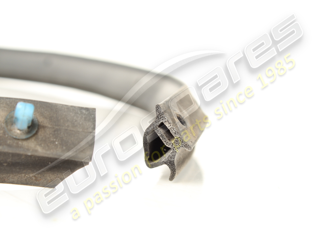 GUARNIZIONE SOTTOPORTA ANTERIORE DESTRO USATA MASERATI. NUMERO PARTE 67476600 (1) guarnizione sottoporta anteriore destro usata maserati. numero parte 67476600 (1)