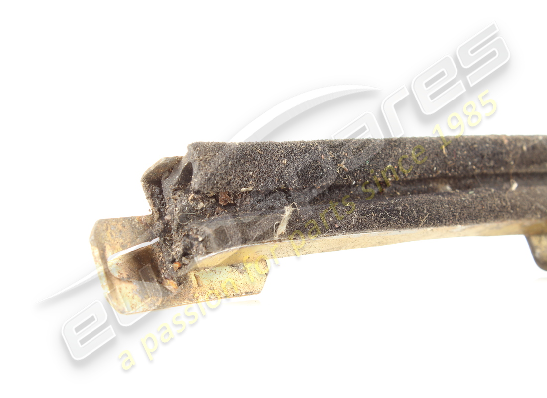 GUIDA POSTERIORE USATA MASERATI PER PORTA ANTERIORE SINISTRA. NUMERO PARTE 377700115 (3) guida posteriore usata maserati per porta anteriore sinistra. numero parte 377700115 (3)