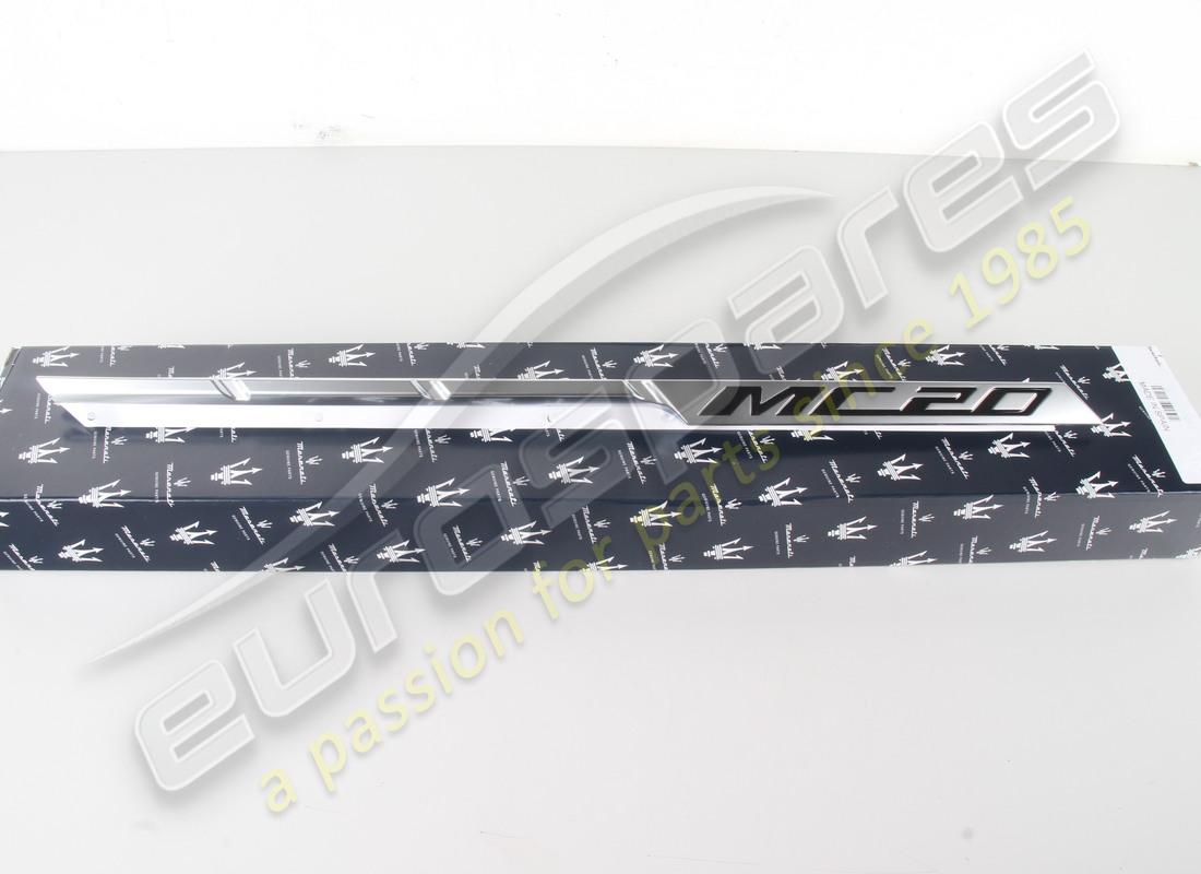 nuovo maserati simbolo lato destro. numero parte 670158142 (1)