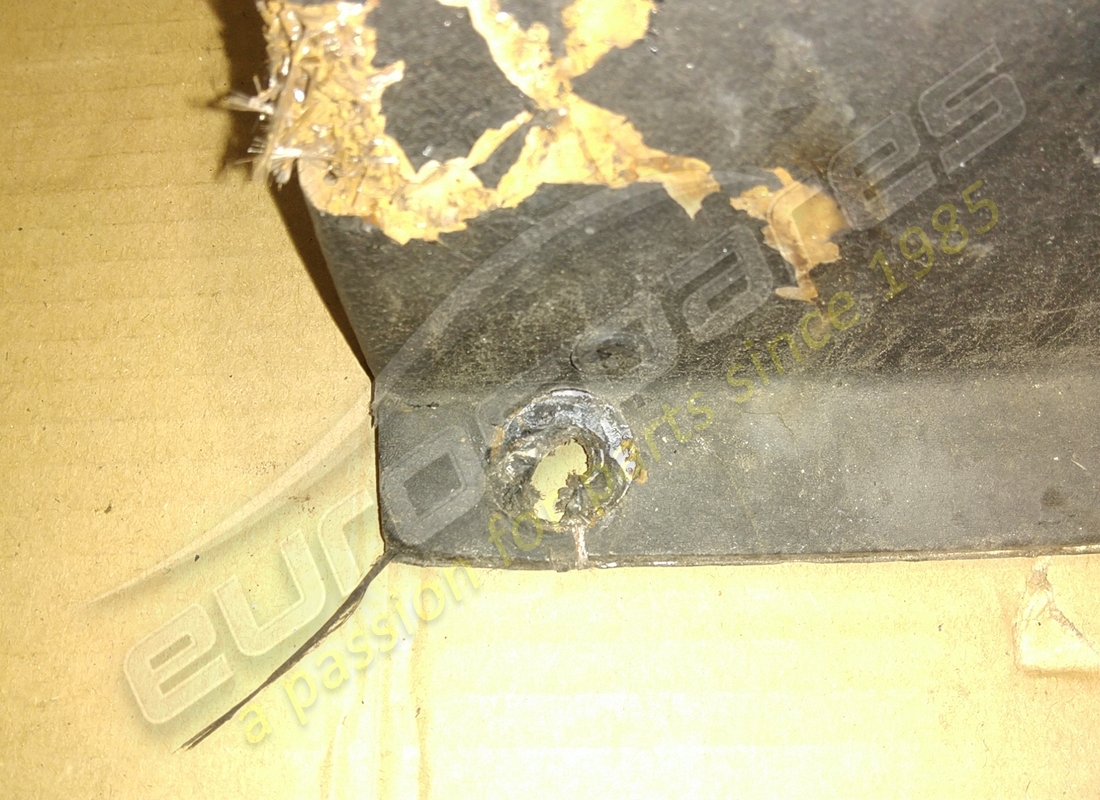 scudo di protezione calore ferrari danneggiato. numero parte 64611800 (4)