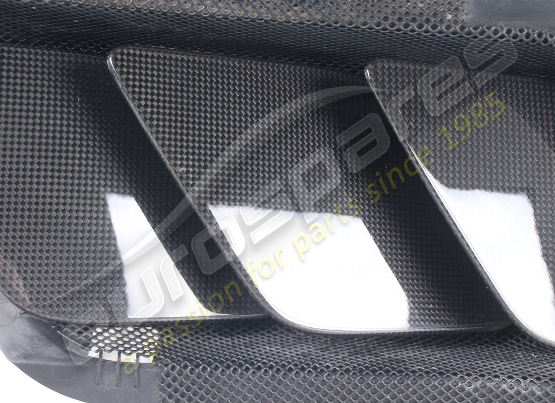SUPPORTO PRESA D'ARIA PARAFANGO SX USATO EUROSPARES CON FERITOIE IN CARBONIO. NUMERO PARTE EAP1723592 (5) supporto presa d'aria parafango sx usato eurospares con feritoie in carbonio. numero parte eap1723592 (5)