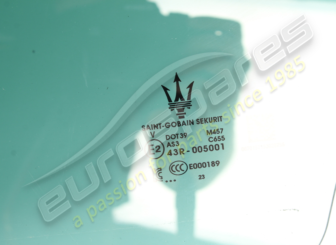 vetro finestrino porta posteriore sinistra usato maserati. numero parte 670157153 (2)