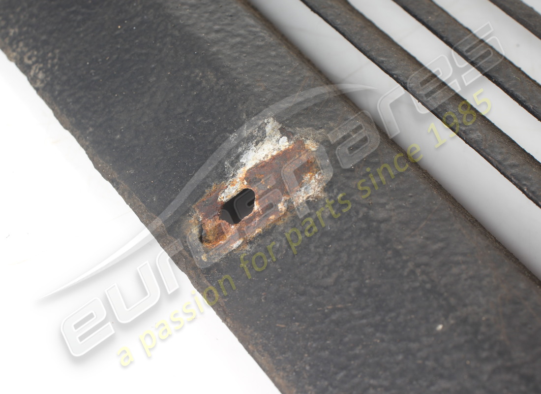 USATO FERRARI PROTEZIONE GHIAIA ANTERIORE SX. NUMERO PARTE 62576700 (2) usato ferrari protezione ghiaia anteriore sx. numero parte 62576700 (2)