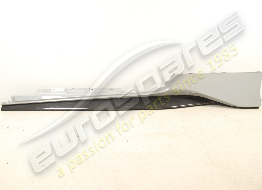 NUOVO (ALTRO) Ferrari RIVESTIMENTO SOTTOPORTA SX COMPLETO. NUMERO PARTE 766055 (1)