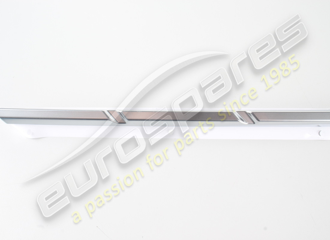 nuovo maserati simbolo lato destro. numero parte 670158142 (3)