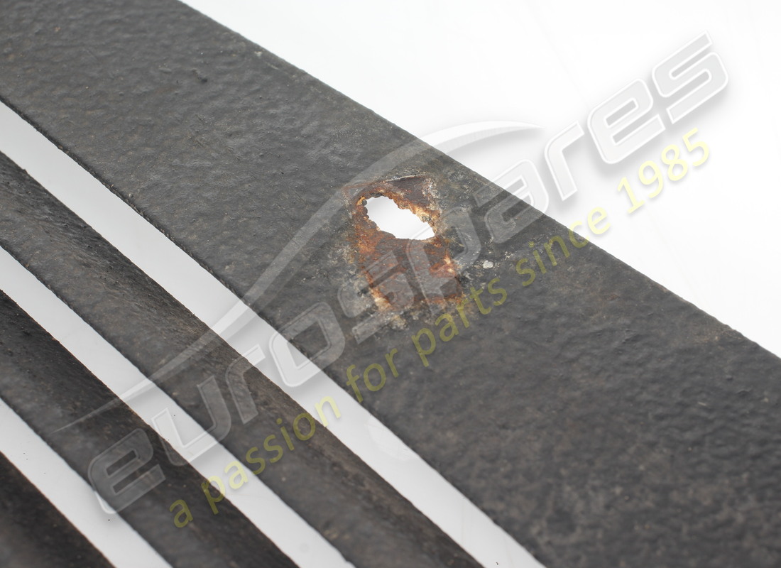 USATO FERRARI PROTEZIONE GHIAIA ANTERIORE SX. NUMERO PARTE 62576700 (3) usato ferrari protezione ghiaia anteriore sx. numero parte 62576700 (3)