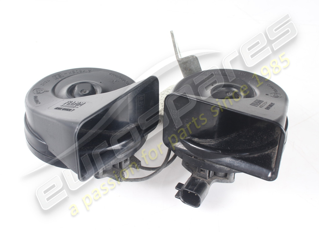 Clacson usato Ferrari completo di staffa. Codice ricambio 325590 (1)