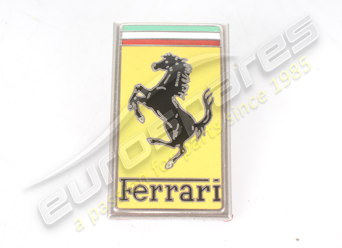 EMBLEMA ADESIVO DANNEGGIATO Ferrari . NUMERO PARTE 60795400 (1)