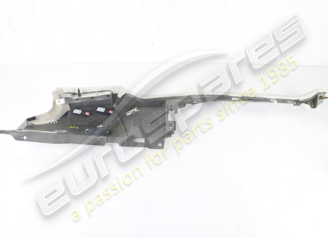 pannelli inferiori cruscotto usati eurospares in pelle grigio chiaro 4301 i numeri di parte 947673 e 947672 sono in pelle non in alcantara. numero di parte eap1723553 (4)