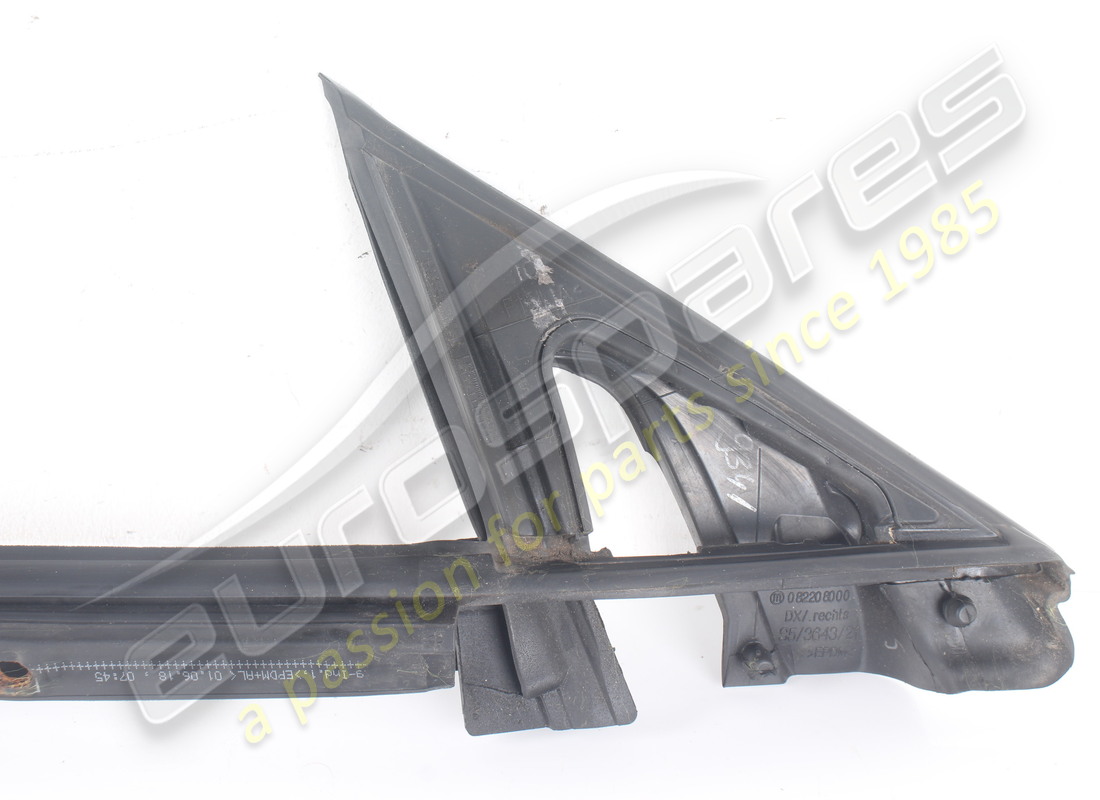 guarnizione raschiatore finestrino esterno destro usata ferrari. numero parte 82208000 (5)