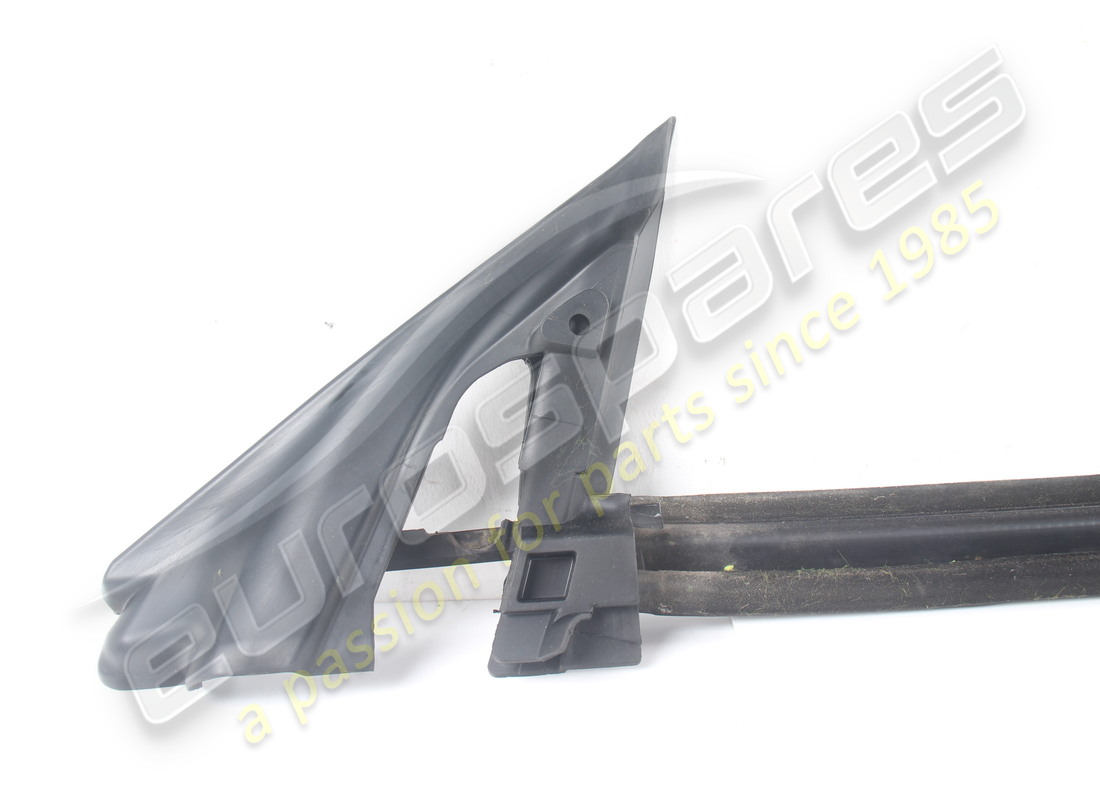 guarnizione raschiatore finestrino esterno destro usata ferrari. numero parte 82208000 (2)