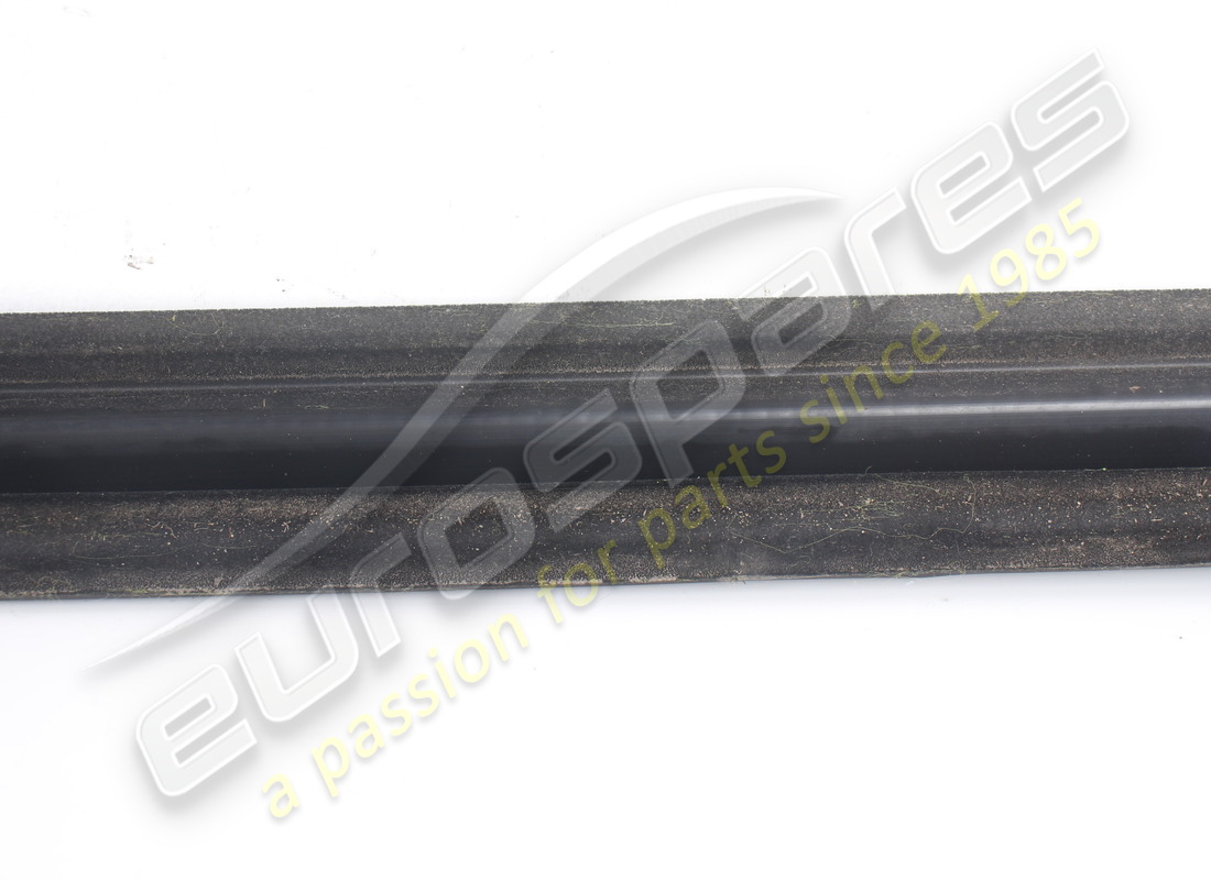 guarnizione raschiatore finestrino esterno destro usata ferrari. numero parte 82208000 (3)